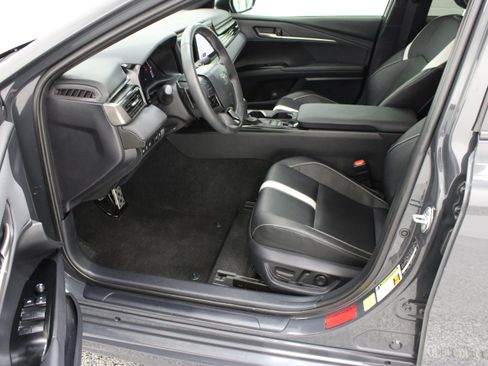 Used 2025 Toyota Camry SE FWD image 14