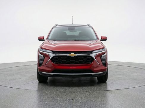 Used 2025 Chevrolet Trax LT w/ LT Convenience Package image 2