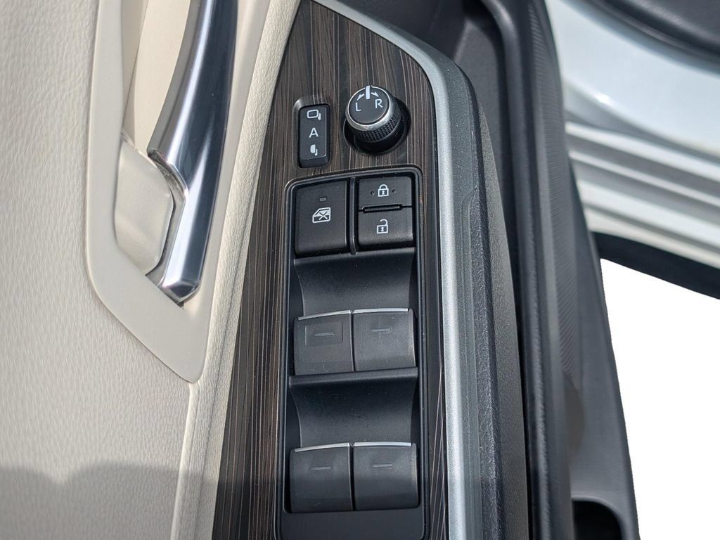 Used 2023 Toyota Sienna Platinum FWD image 16