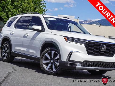Used 2025 Honda Pilot Touring image 1
