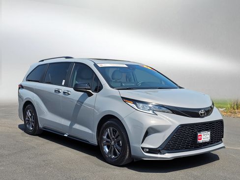 Used 2026 Toyota Sienna XSE AWD/4WD image 7