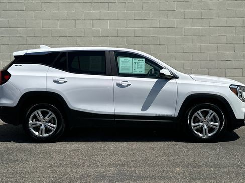 Used 2024 GMC Terrain SLE FWD image 3