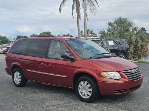 Used 2005 Chrysler Town & Country Touring w/ Leather Interior Group image 16