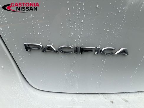 Used 2024 Chrysler Pacifica Touring image 42