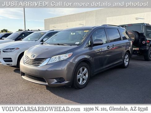 Used 2017 Toyota Sienna LE FWD image 1