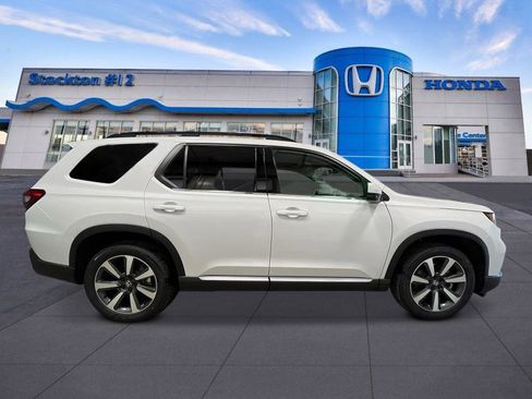 New 2025 Honda Pilot Touring image 8