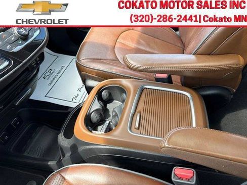 Used 2017 Chrysler Pacifica Limited w/ UConnect Theater Package FWD image 24