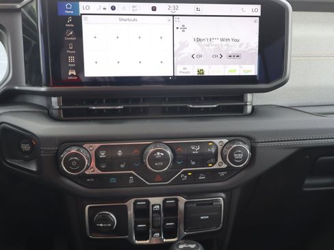 Used 2025 Jeep Wrangler Sahara w/ Safety Group image 17