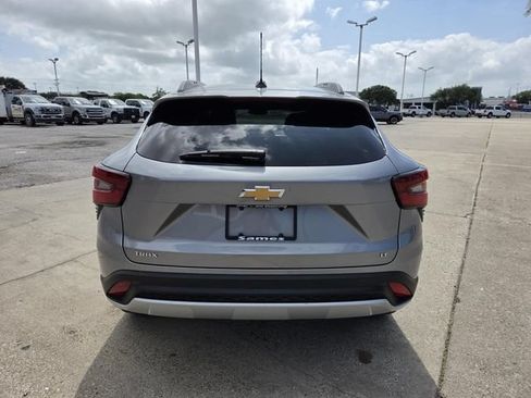 Used 2025 Chevrolet Trax LT FWD image 17