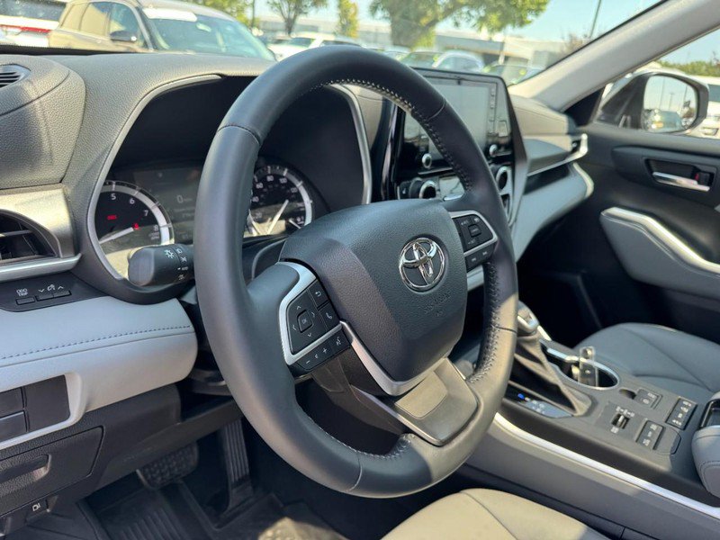 Used 2022 Toyota Highlander XLE AWD/4WD image 15