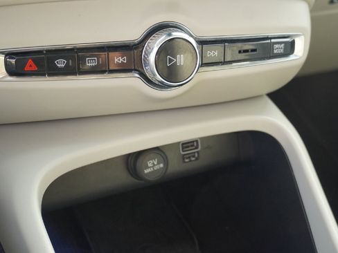 Used 2020 Volvo XC40 T4 Momentum image 13