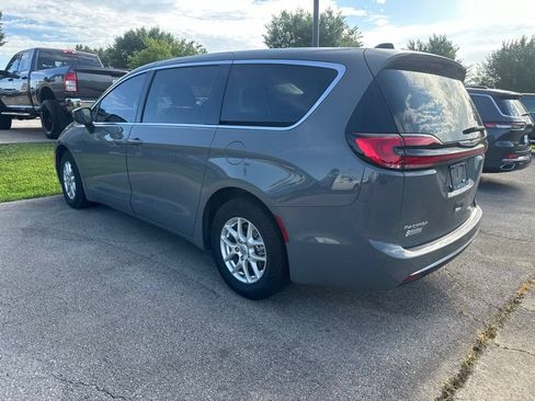 Used 2023 Chrysler Pacifica Touring-L w/ Uconnect Theater Family Group FWD image 2