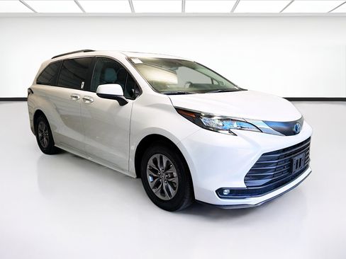 Used 2025 Toyota Sienna XLE w/ XLE Plus Package FWD image 3