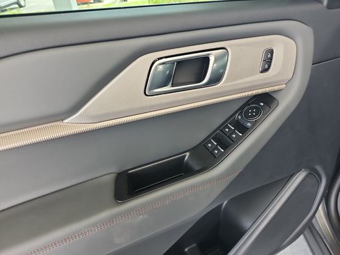 Used 2025 Ford Explorer Active w/ Active Comfort Package RWD image 16