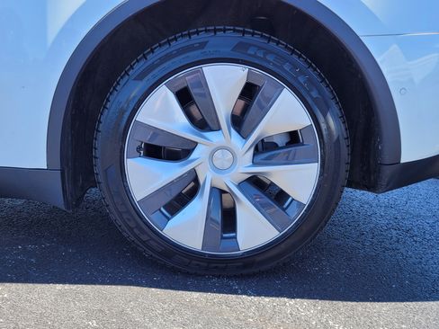 Used 2022 Tesla Model Y Long Range AWD/4WD image 25