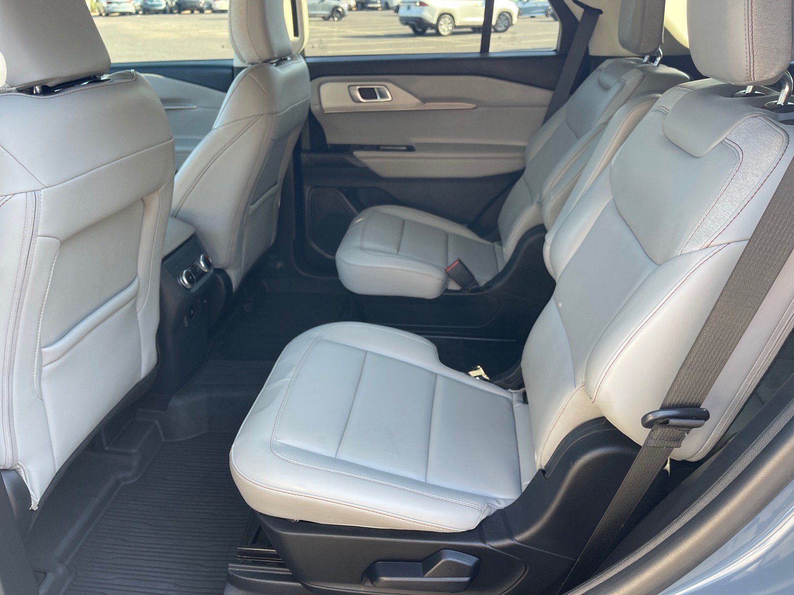 Used 2025 Ford Explorer Active w/ Active Comfort Package RWD image 12