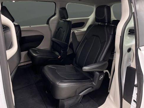Certified 2024 Chrysler Pacifica Touring-L image 28