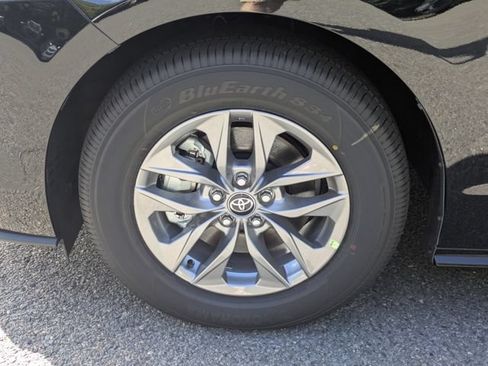 New 2026 Toyota Sienna XLE AWD/4WD image 13