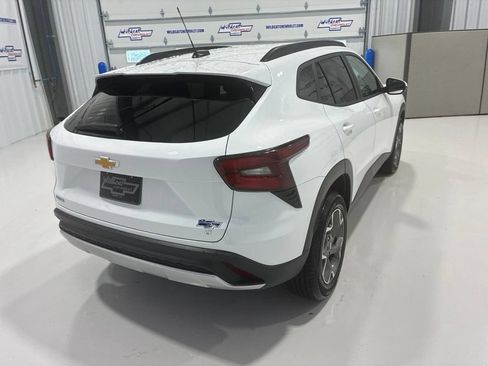 Used 2025 Chevrolet Trax LT FWD image 6