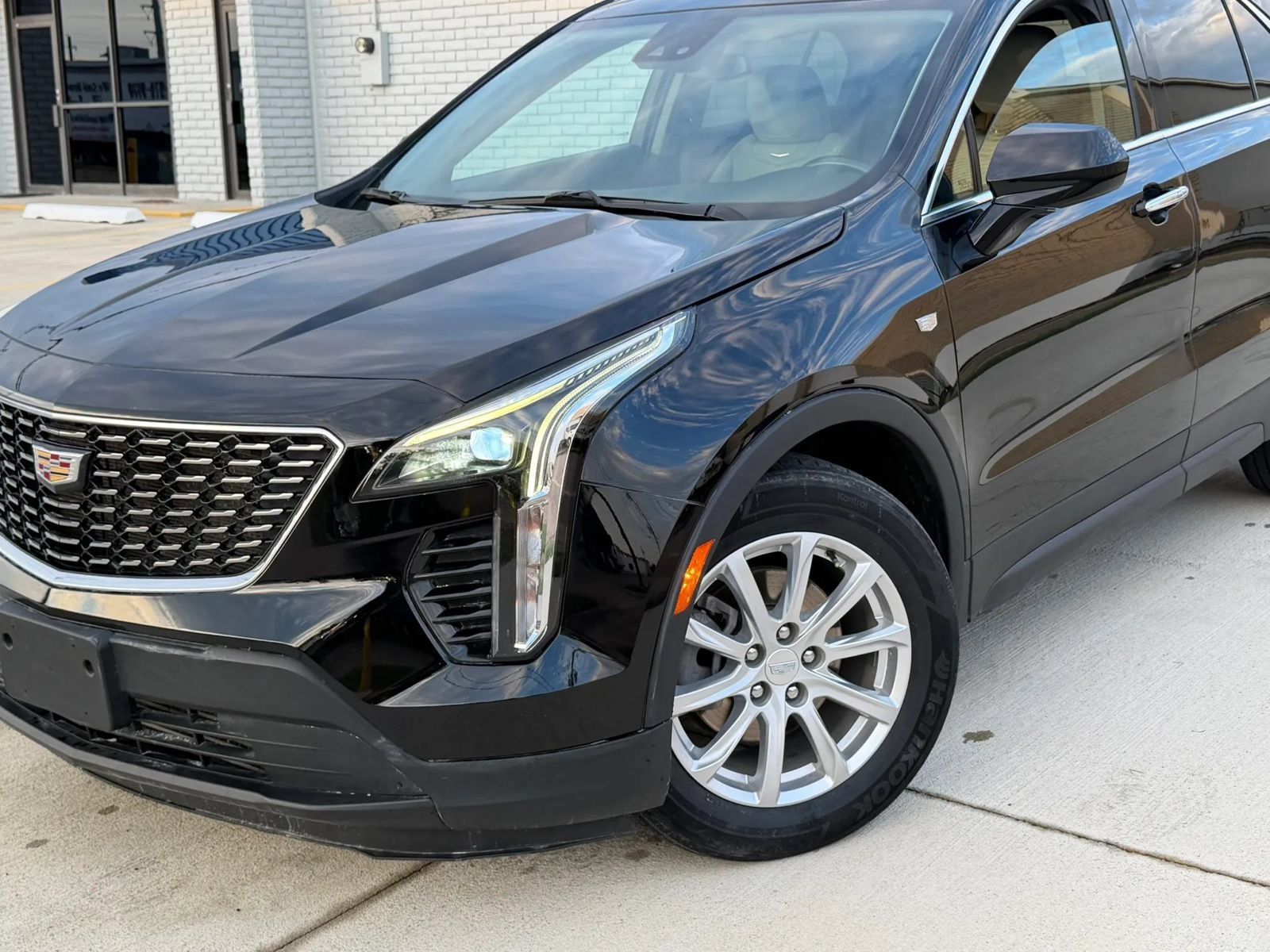 Used 2023 Cadillac XT4 Luxury w/ Cold Weather Package FWD image 3