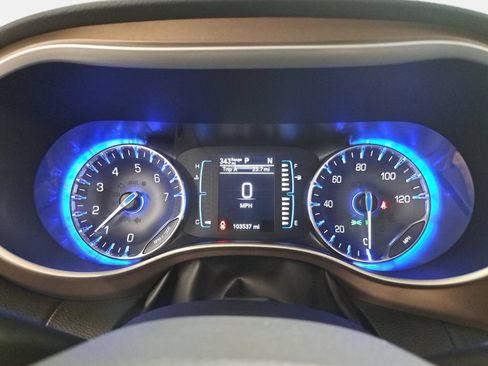 Used 2017 Chrysler Pacifica Touring-L FWD image 21