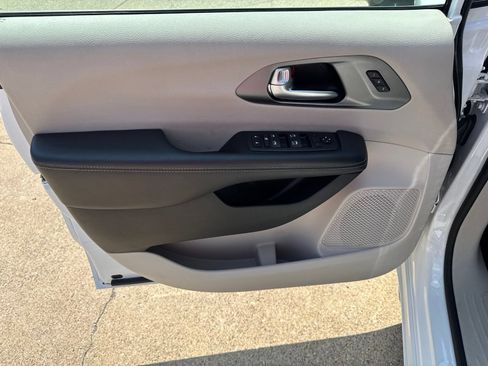 Used 2024 Chrysler Pacifica Touring-L FWD image 12
