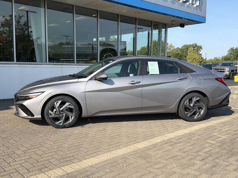 Used 2025 Hyundai Elantra SEL FWD image 2