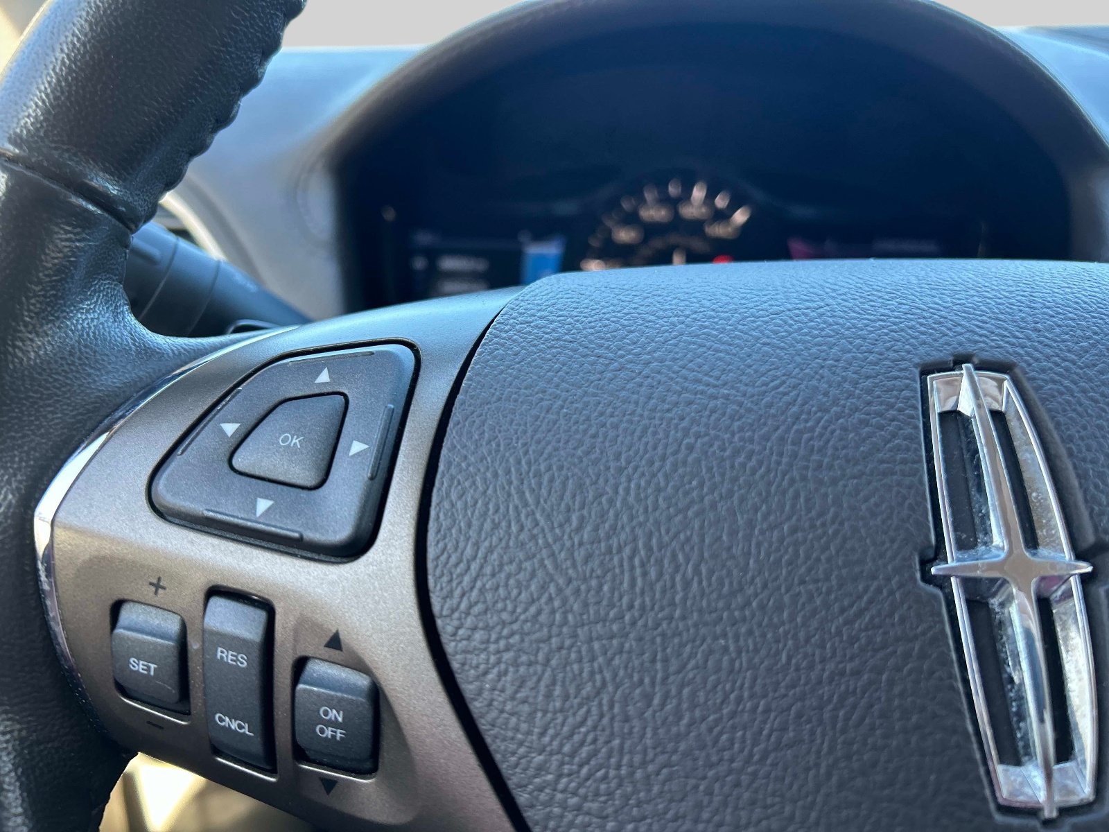 Used 2013 Lincoln MKX FWD image 23
