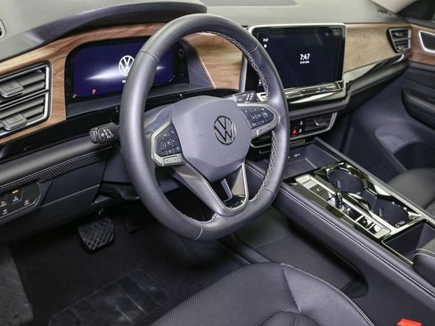 Used 2024 Volkswagen Atlas SE w/ Black Wheel Package image 26