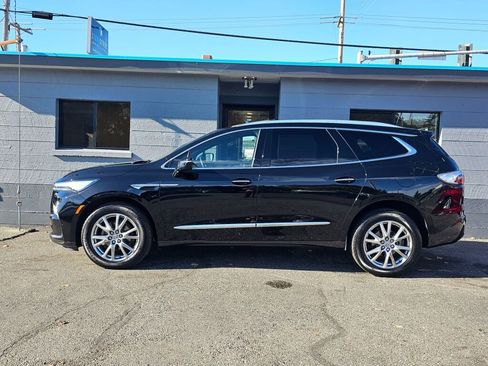 Used 2023 Buick Enclave Essence image 3