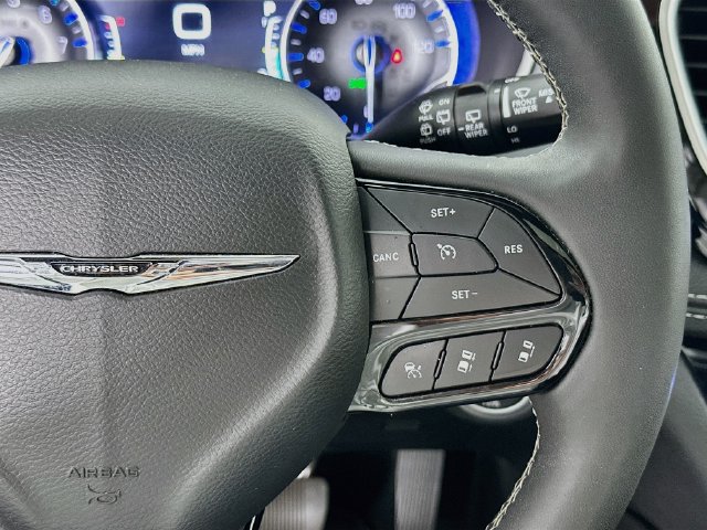 Used 2025 Chrysler Pacifica Limited FWD image 25