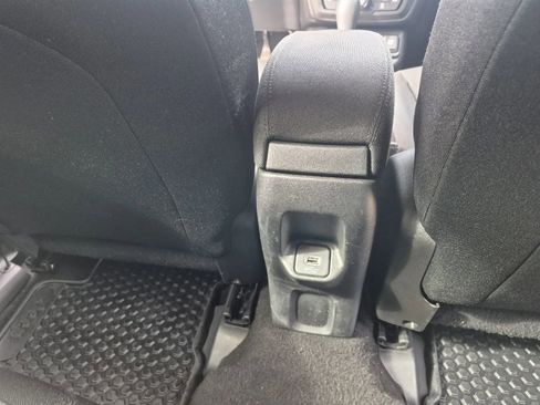Used 2019 Jeep Renegade Latitude FWD image 19