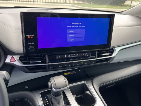 Used 2025 Toyota Sienna XLE FWD image 8