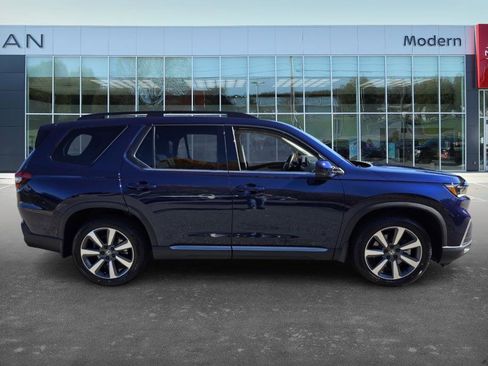 Used 2025 Honda Pilot Touring image 4