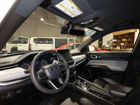 Used 2025 Jeep Compass Latitude image 9