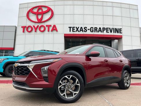 Used 2025 Chevrolet Trax LT FWD image 2