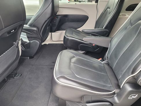 Used 2024 Chrysler Pacifica Limited FWD image 11