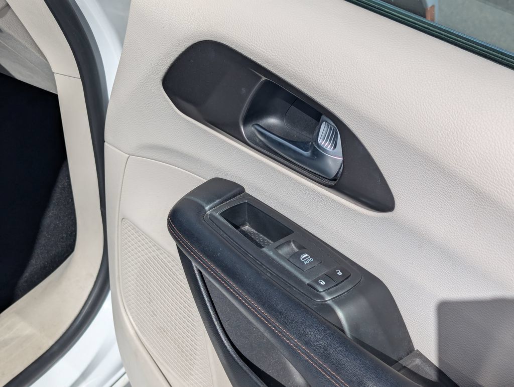 Used 2020 Chrysler Pacifica Touring-L w/ Advanced Safetytec Group FWD image 38