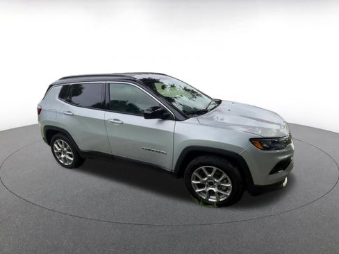 Used 2025 Jeep Compass Limited AWD/4WD image 2