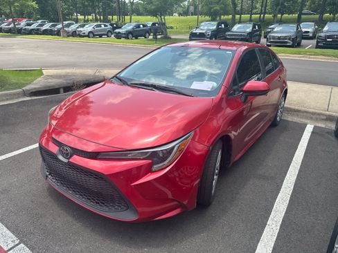 Used 2020 Toyota Corolla LE FWD image 3