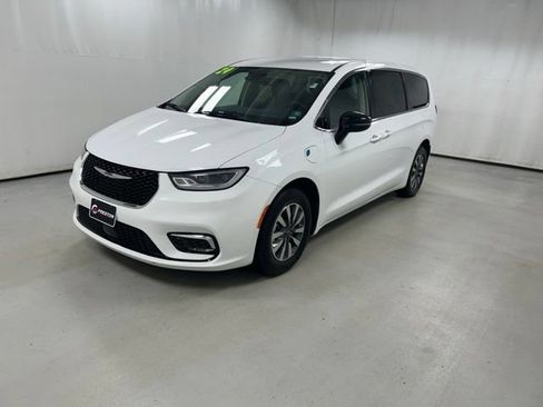 Used 2024 Chrysler Pacifica Limited FWD image 2