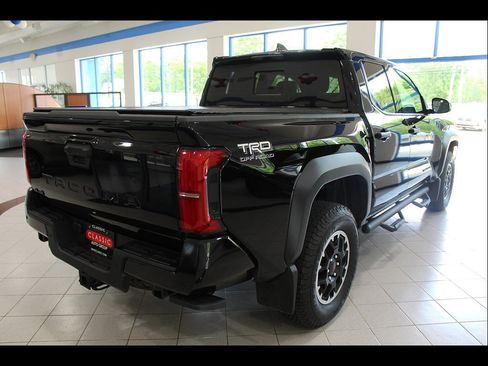 Used 2025 Toyota Tacoma TRD Off-Road w/ TRD Off Road Upgrade Package AWD/4WD image 5