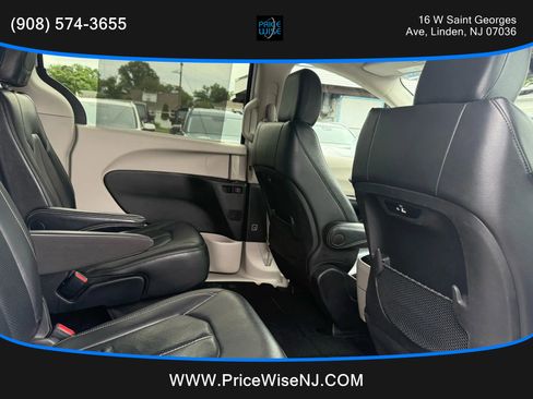 Used 2022 Chrysler Pacifica Touring-L image 25