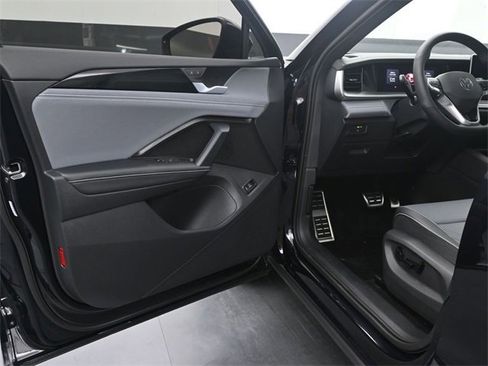 Used 2026 Volkswagen Tiguan SE R-Line image 17