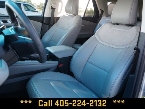 Used 2025 Ford Explorer Active w/ Active Comfort Package RWD image 16