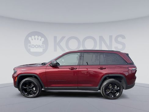 Used 2023 Jeep Grand Cherokee Altitude image 2