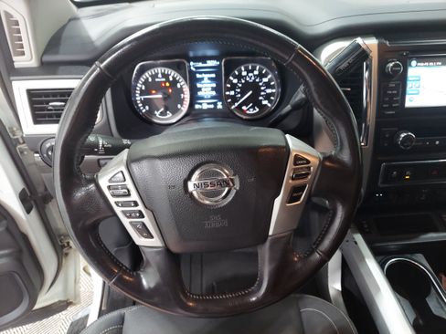Used 2018 Nissan Titan SV image 9
