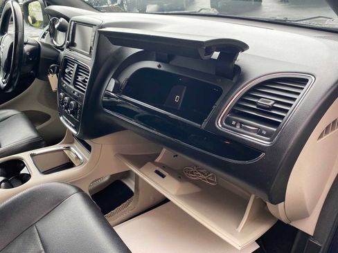 Used 2017 Dodge Grand Caravan SXT w/ Rear Park Assist Package FWD image 25