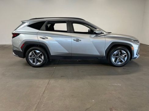 Used 2025 Hyundai Tucson SEL FWD image 2