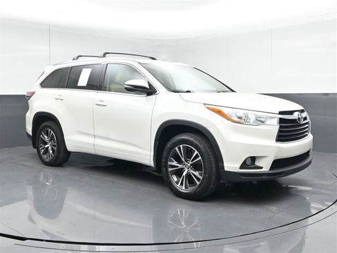 Used 2016 Toyota Highlander XLE AWD/4WD image 3
